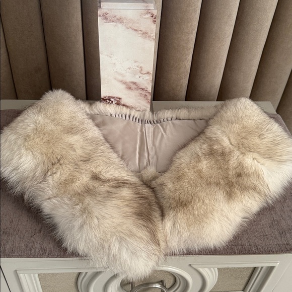 Sold / SAGA FOX FUR STOLE WRAP - Picture 13 of 16